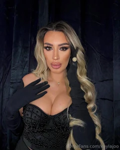 Woman in black how do you liike that babe