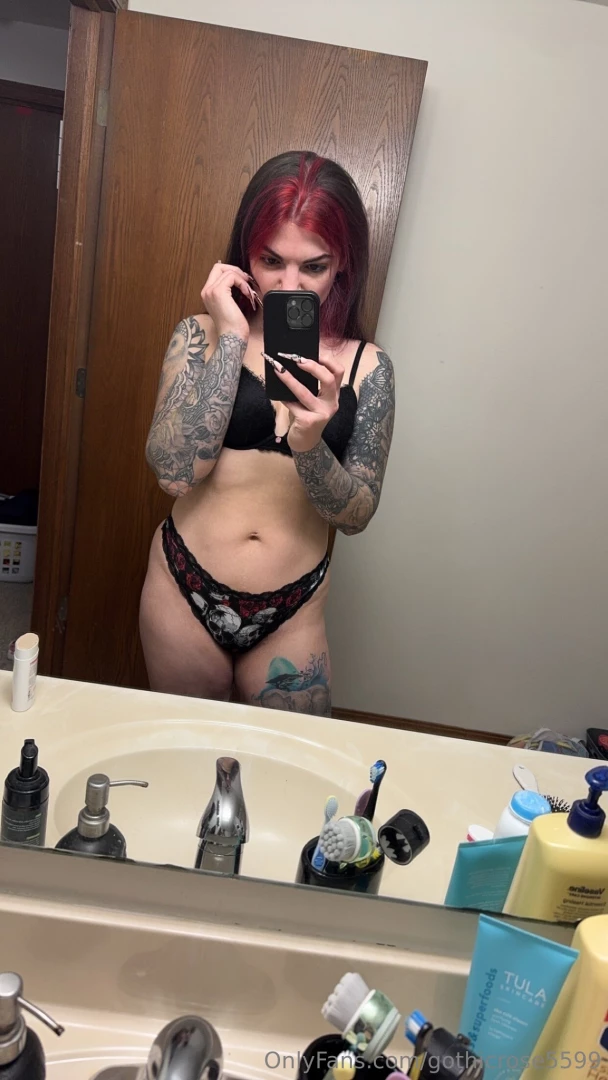 I am back to daily posting on my vip page gothicrose99 anyone who 