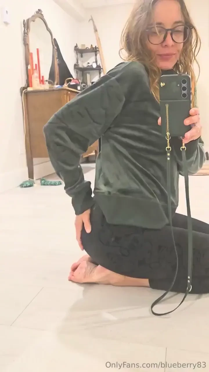 I got a new outfit video of me in my new yoga pants rubbing them 