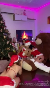 Tres chicas recalientes clebrando la navidad y cogiendo con un strapon