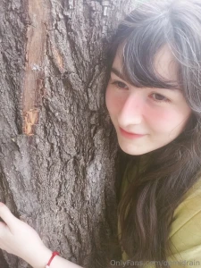 Hugging my daddy tree thinking of you imagine u are my daddy tree