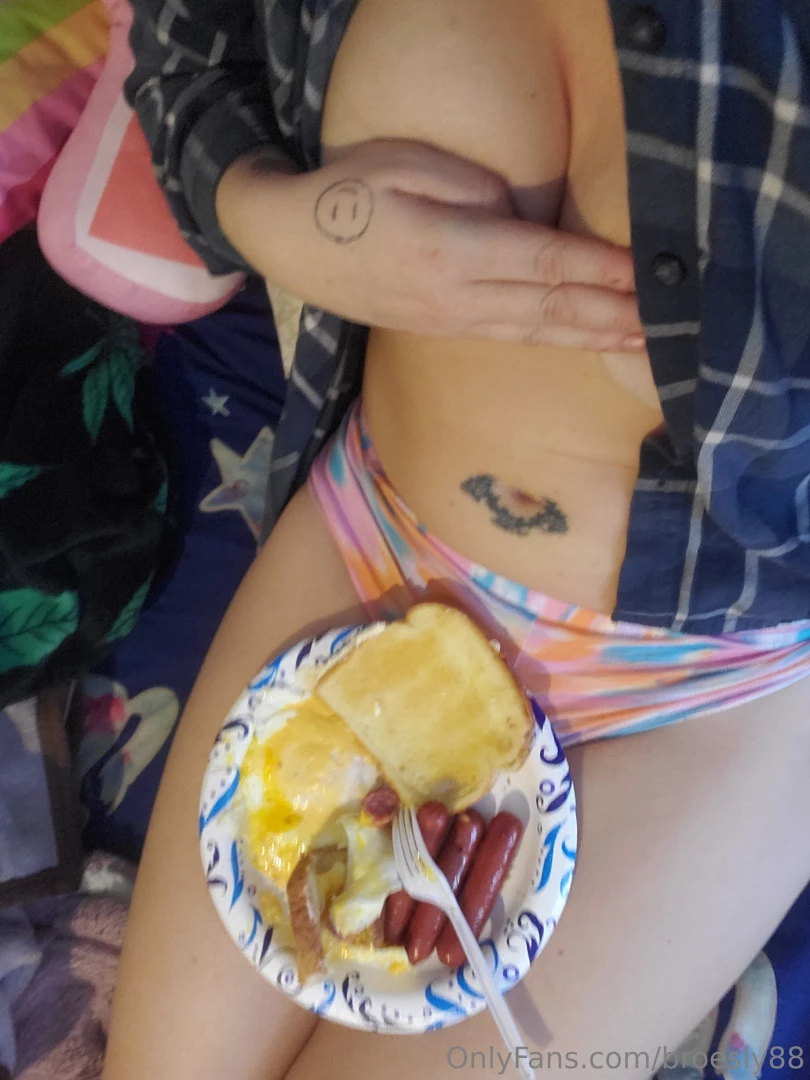 Breakfast in bed wishing i had me a good boo that we could do this for 