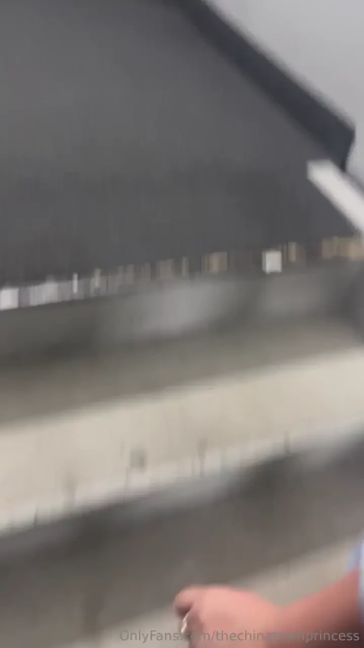 Summer blow job on a stairwell 