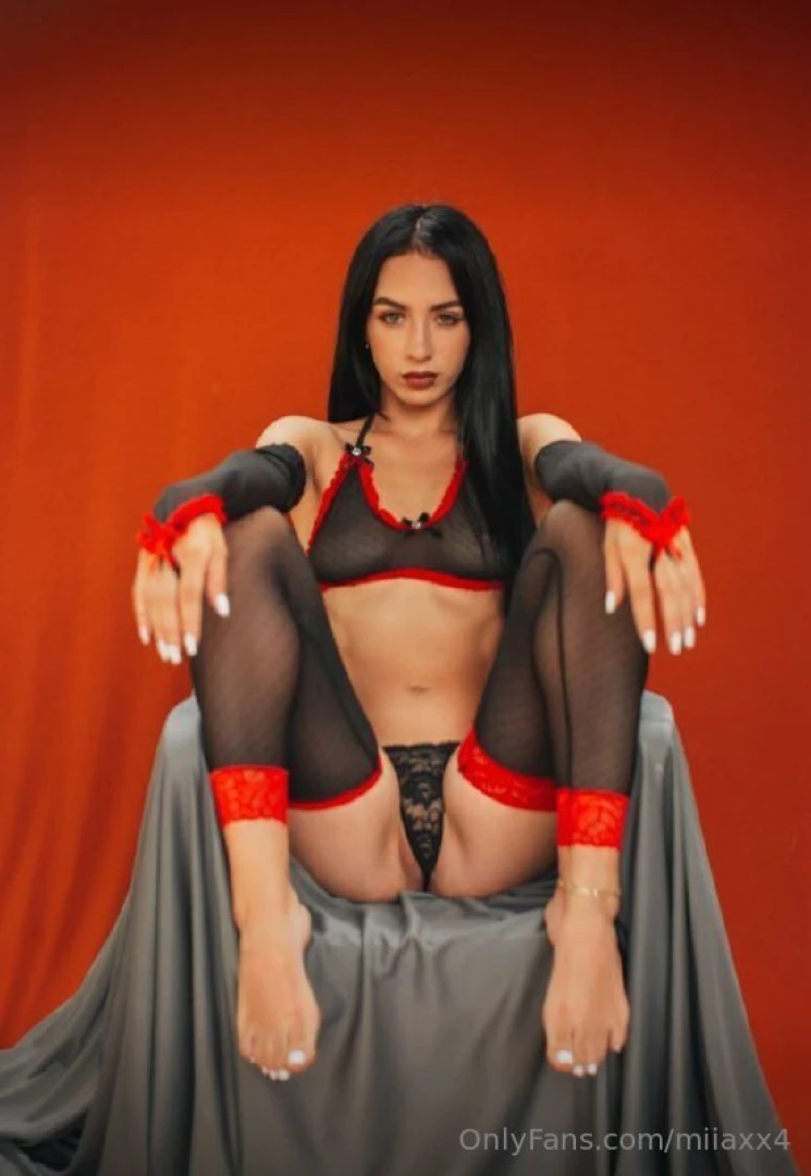 Michelle_the_witch stop scrolling i m about to enchant you with my 