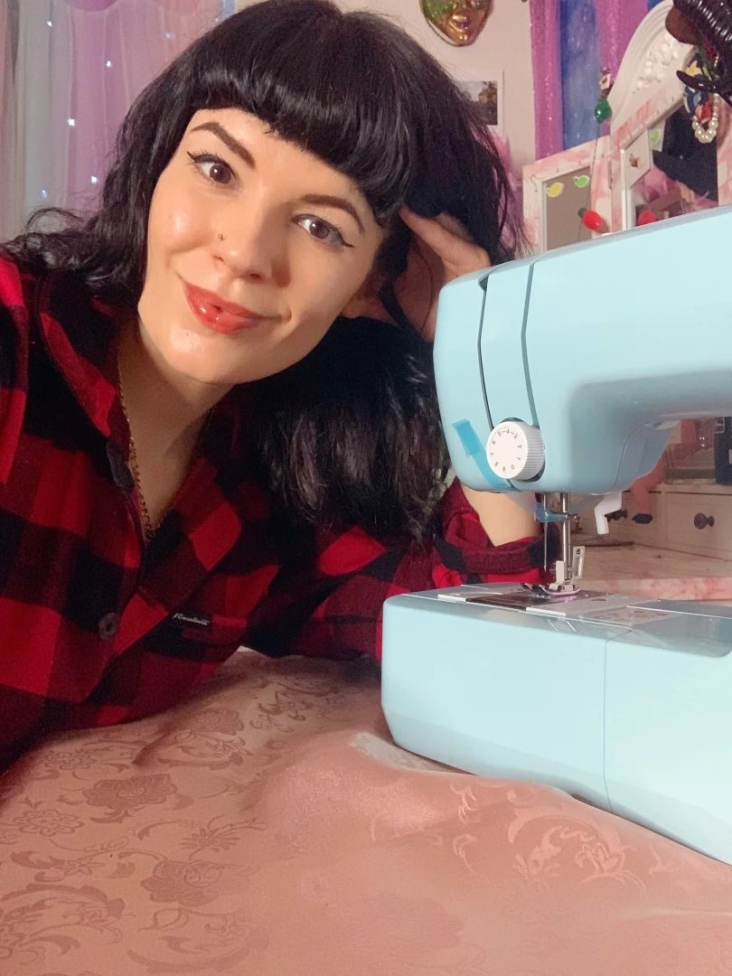 She s a beaut i don t know how it works yet i think i need some thread 