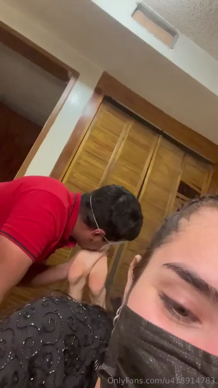 Besando los ricos piesitos de sami su olor es increible me encantan y 