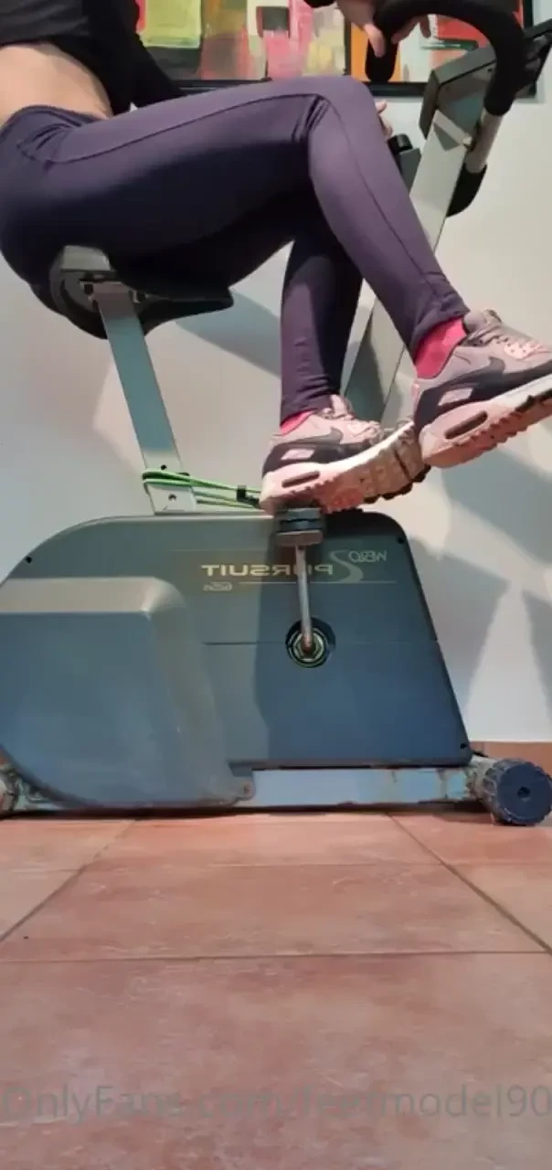 Mi alleno e poi mi tolgo i calzini sudati i work out and then take off 