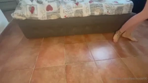 In questo video cammino scalza per 5 minuti ti piace il rumore dei