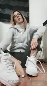 Goditi questo video dove tolgo le scarpe appena uscita dalla palestra