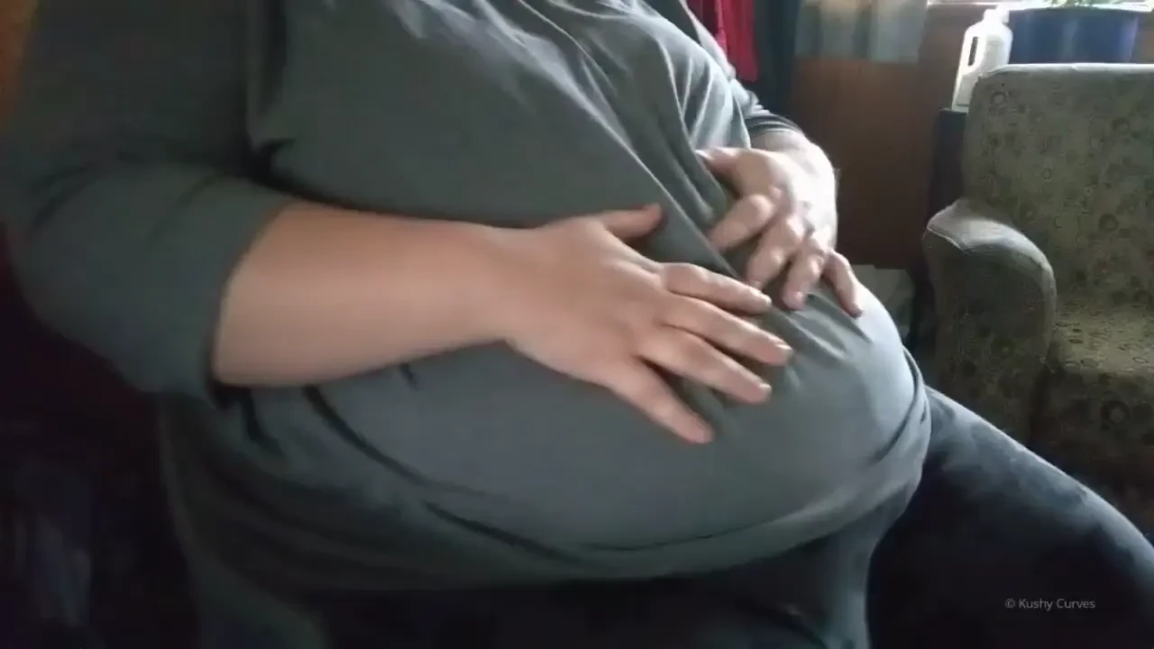 Vid huge belly huge boobs watch me jiggle and listen to my chair creak 