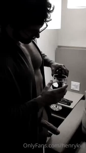 When winne turns you on come share a bottle with me quando o vinho te