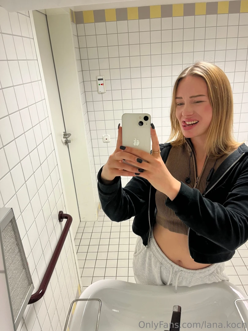 Bin ich die einzige die berufsschule hasst und immer im wc chillt 