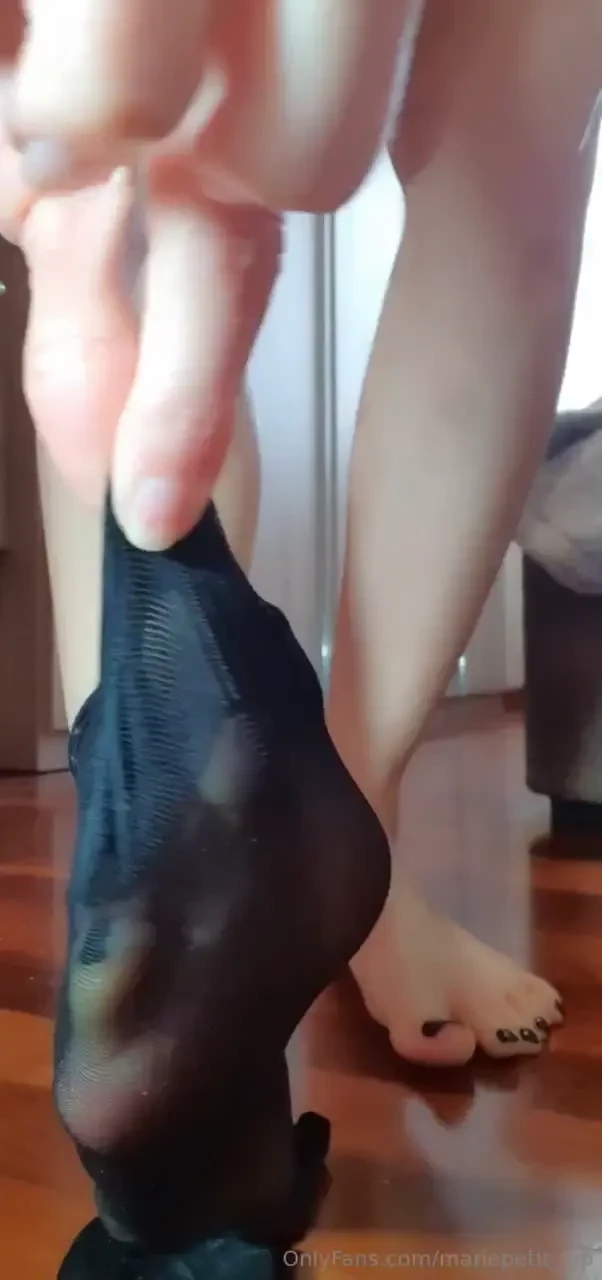 Calzini velati e simulazione footjob 