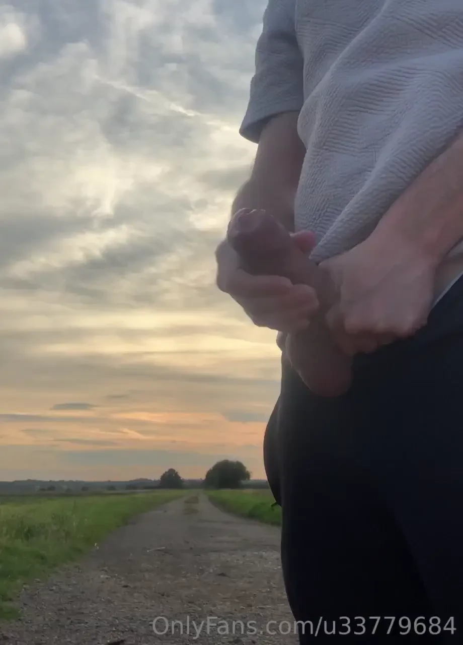 Outdoor wank in the sunshine 