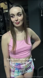 Drinking my protein shake in the gym showers bebiendo mi batido de