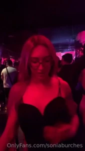 Mira que bien me lo paso de fiesta amor quieres que baile as para ti