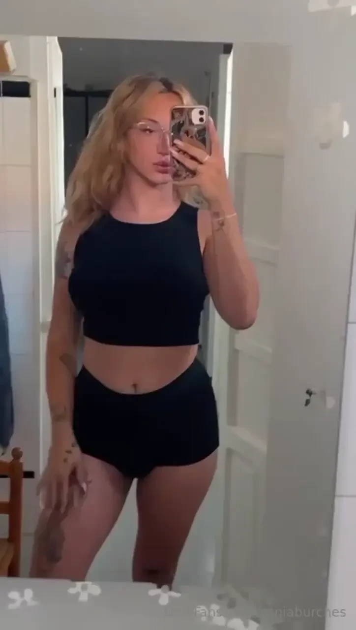 Que haceiss amores habladme que estoy muy guarra 