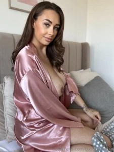 Don t be shy send me a message now baby and tell me all your fantasies