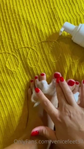 Immagina un video in cui dopo aver leccato per bene i miei piedini io