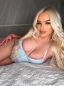 Hey babes welcome to my free page for more naughty content follow my