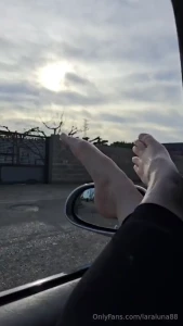 Esperando en mi coche aire fresco en mis pies waiting in my car fresh