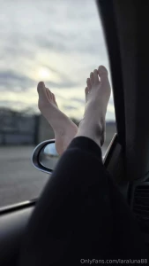 Esperando en mi coche aire fresco en mis pies waiting in my car fresh part 2