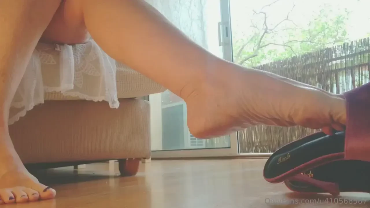 Mira mis pies de cerca mientras me quitos los zapatos 