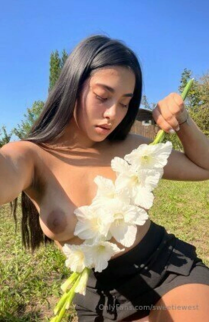 Want to see emmydanvers fuck herself right in the picnic emmydanvers 
