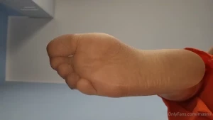 1 november - gatta glossy pantyhose - foot over your head could it be