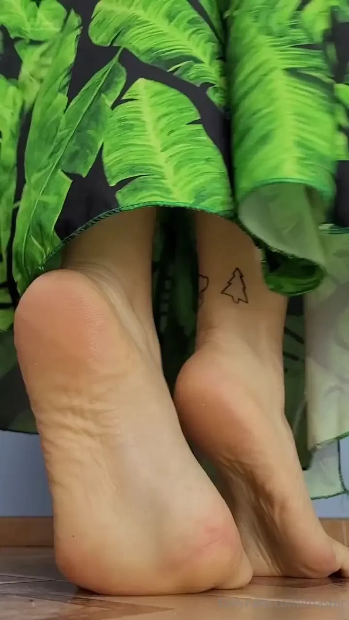 9 april - leafy long dress turning around showing feet off arches 