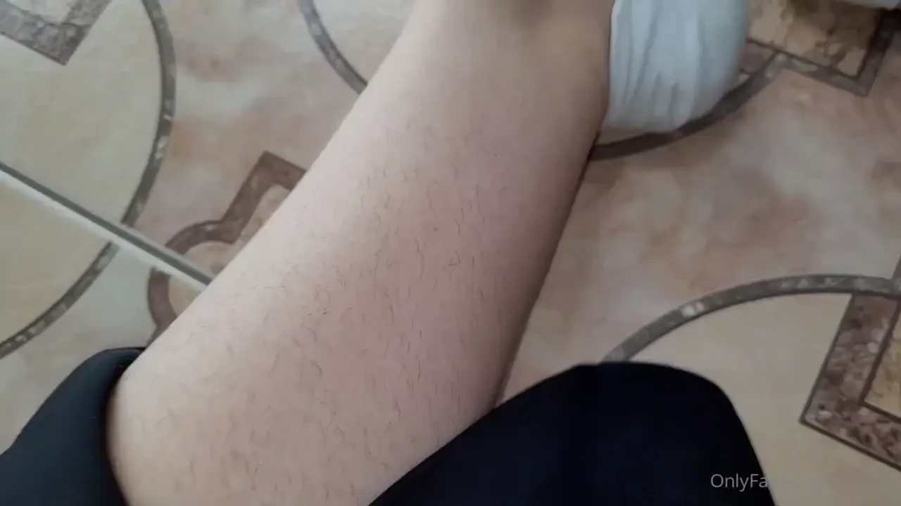 My legs are hairy enjoy who likes it 3 short clip 