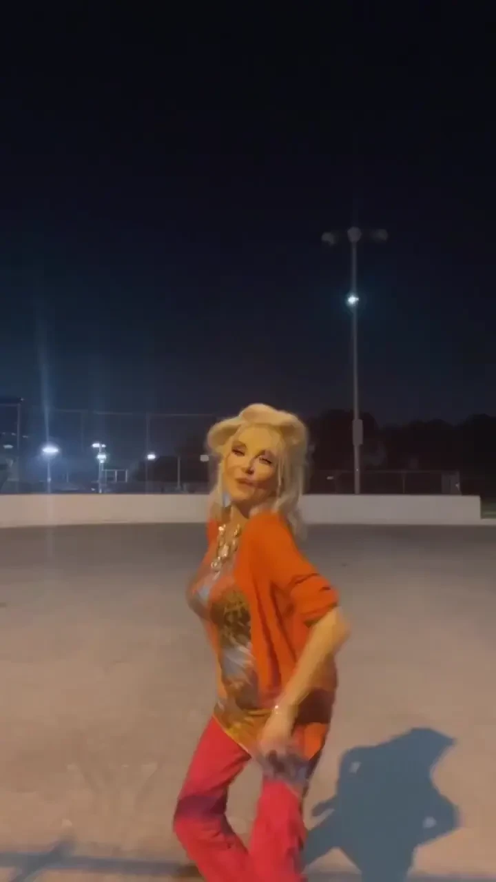 Let me entertain you with my mosaic of a sexy sassy life please check 