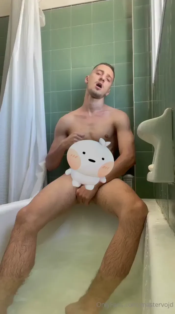 Does everyone love to jerk in the bath new hot jerk vid for u today 