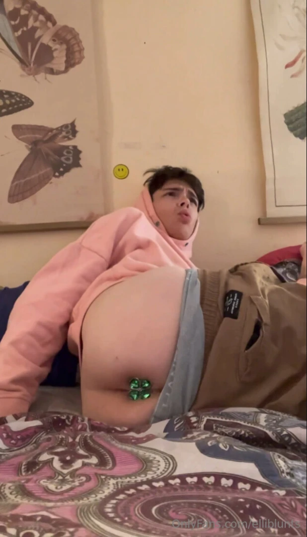 Oh my god i can t believe my butt plug was stuck inside my tiny hole i 