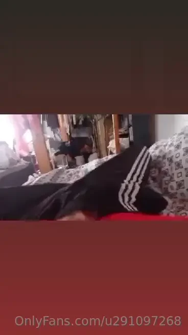 Vlepw ta home porn mou k hunw esy i m watching home porn while 