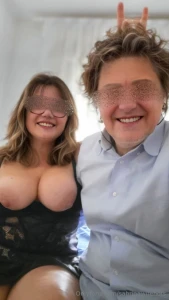 Selfie insieme al cornuto di mio marito sperando che si vedano le