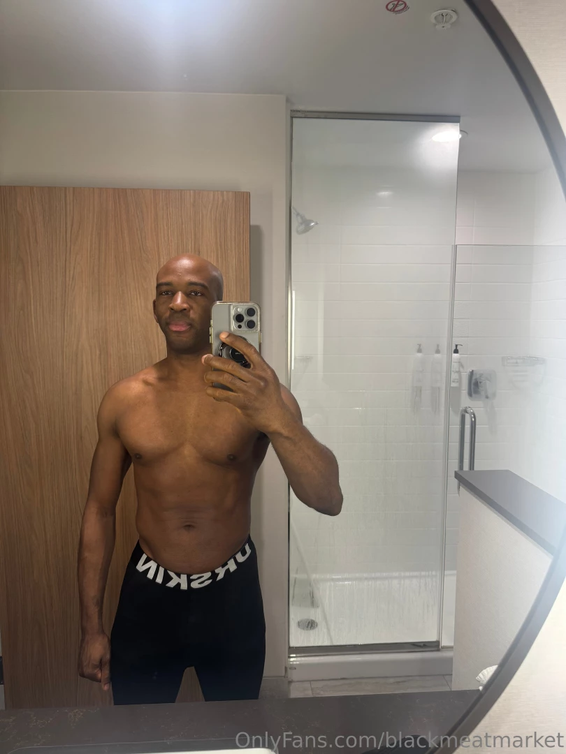 How bad do my fans want to see me with some ladies visiting for avn 