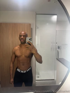 How bad do my fans want to see me with some ladies visiting for avn