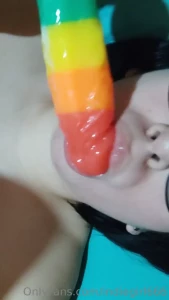 Me encanta mi dildo entra tan rico dentro de mi pussy desliza para ver