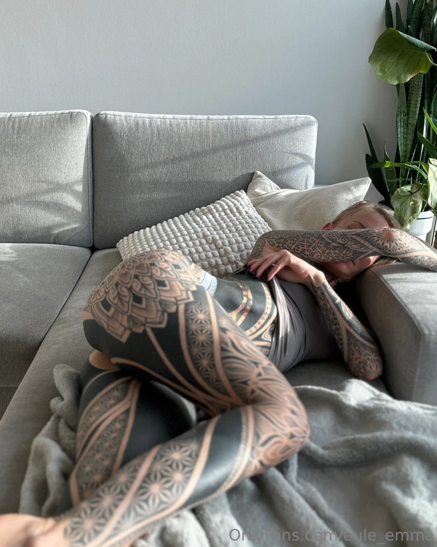 Who needs clothes when you can have this view of my amazing body 