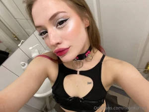 My day is going great i am relaxing and thinking about having fun and