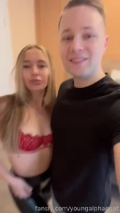 Die hei e stripperin tanzt auf mir und zeigt ihre leckeren titten