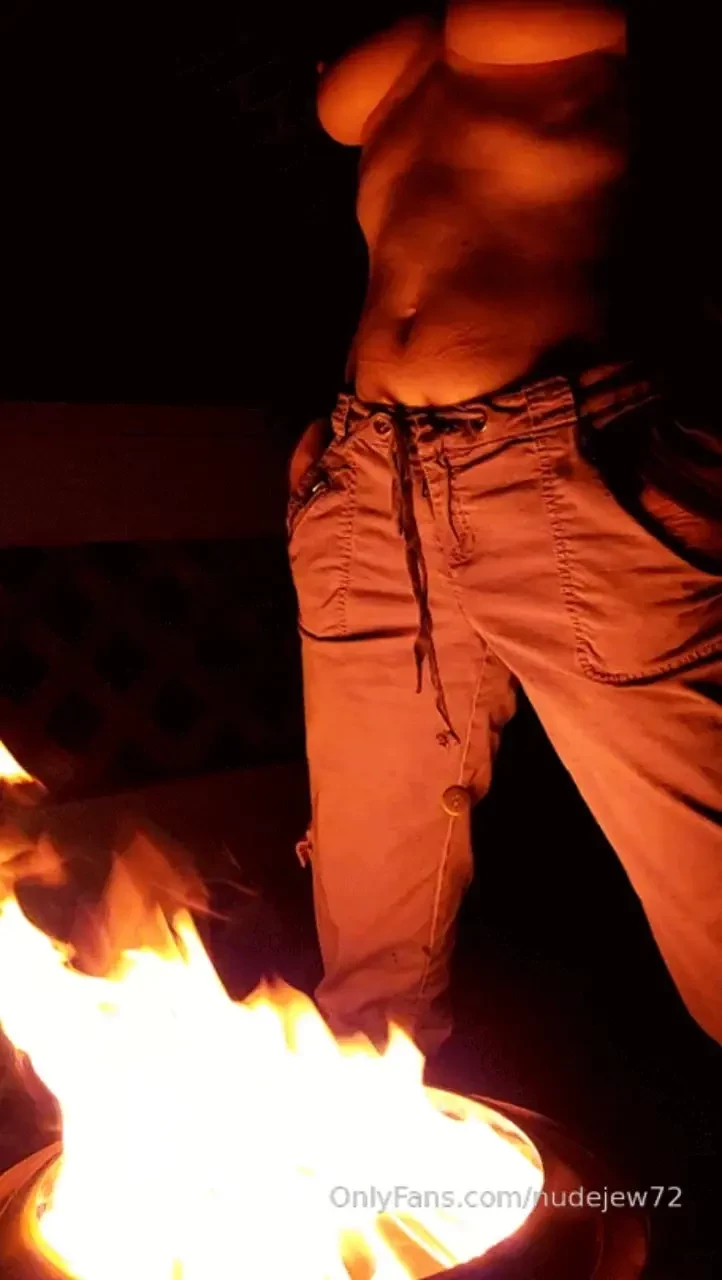 I got a message asking for more campfire pics so i made a gif baby it 