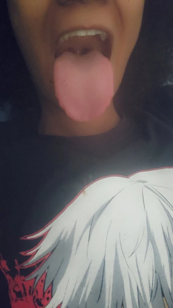 Do you like long tongues message me to see more of this tongue 