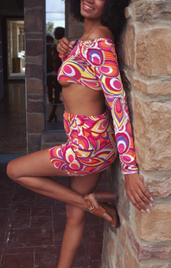 Hey there you can call me bunny message me for all tongue requests 