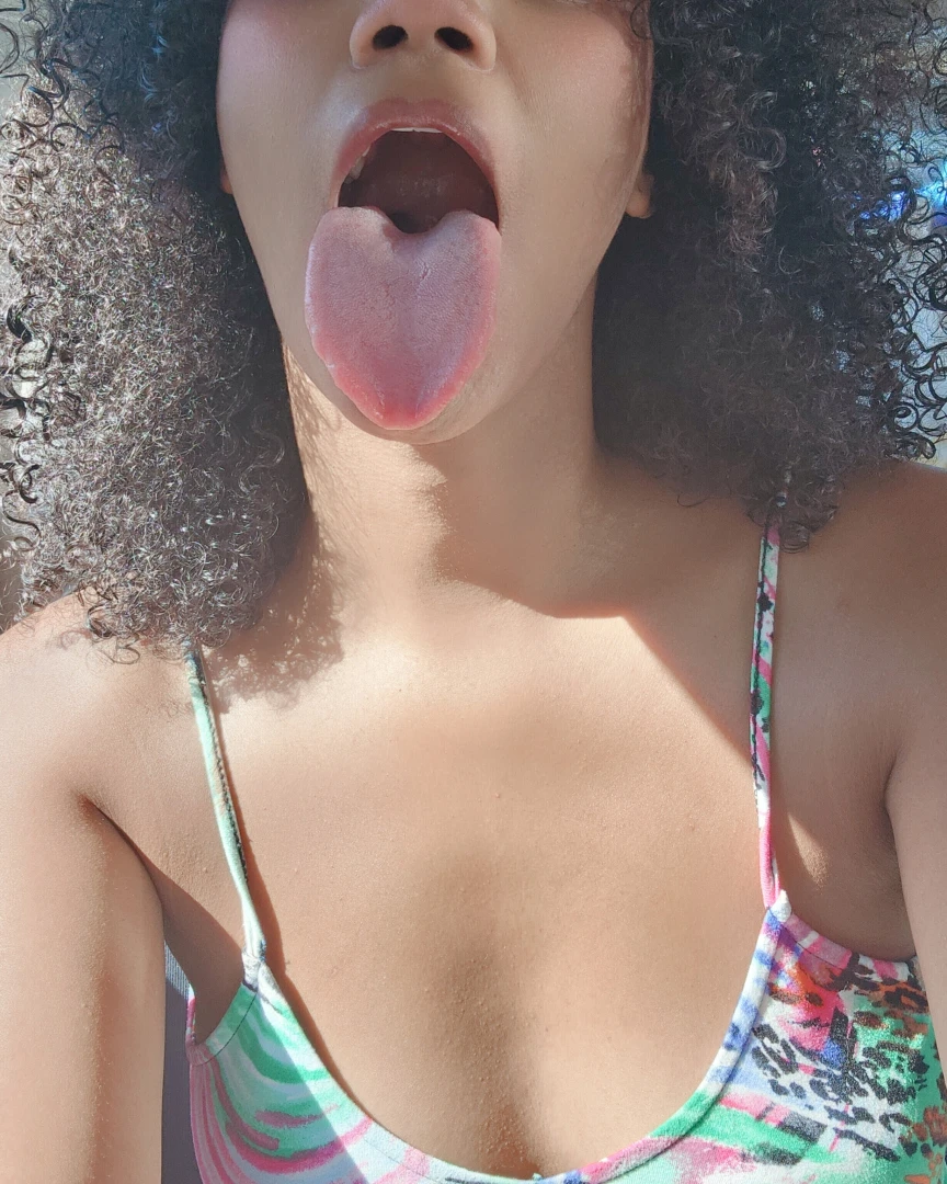 Could you resist this long tongue 