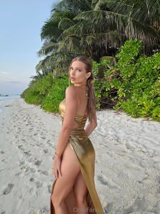 Today i chose my favorite gold dress with a high slit on the leg every