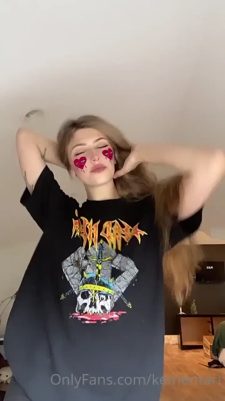 Hi my hair is blonder now and also here are my boobies 