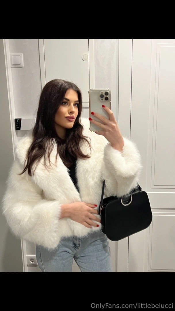 Mirror selfies never get old 