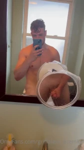 Jerking and cumming in my friends bathroom after a nice shower part 4